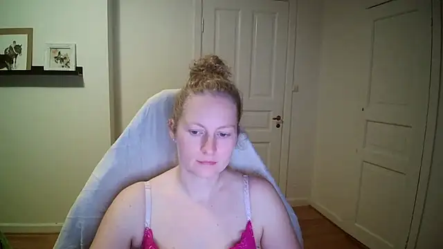 Girlnina-1995 online show from October 28, 2025, 10:41 pm