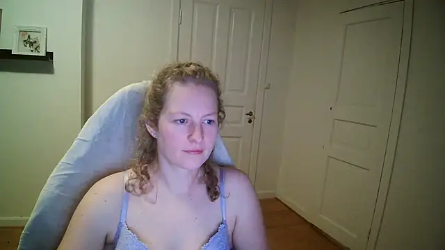 Girlnina-1995 online show from December 1, 2025, 9:48 pm