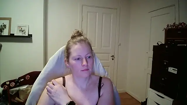 Snapshot of Girlnina-1995 chatting on February 4, 2026, 8:04 pm Girlnina-1995 online show from February 4, 2026, 8:04 pm