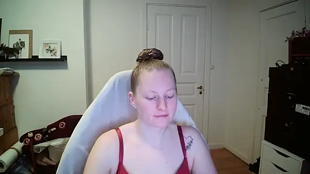 Snapshot of Girlnina-1995 chatting on February 19, 2026, 10:12 am Girlnina-1995 online show from February 19, 2026, 10:12 am