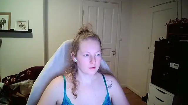 Snapshot of Girlnina-1995 chatting on February 2, 2026, 9:25 pm Girlnina-1995 online show from February 2, 2026, 9:25 pm