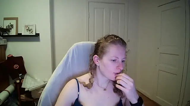 Snapshot of Girlnina-1995 chatting on March 4, 2026, 8:44 am Girlnina-1995 online show from March 4, 2026, 8:44 am