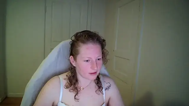 Snapshot of Girlnina-1995 chatting on April 20, 2026, 5:54 am Girlnina-1995 online show from April 20, 2026, 5:54 am