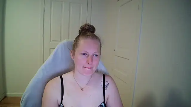 Snapshot of Girlnina-1995 chatting on May 18, 2026, 8:30 am Girlnina-1995 online show from May 18, 2026, 8:30 am
