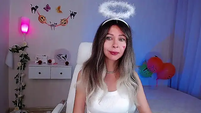 Snapshot of wendifoste chatting on October 31, 2025, 8:05 pm wendifoste online show from October 31, 2025, 8:05 pm