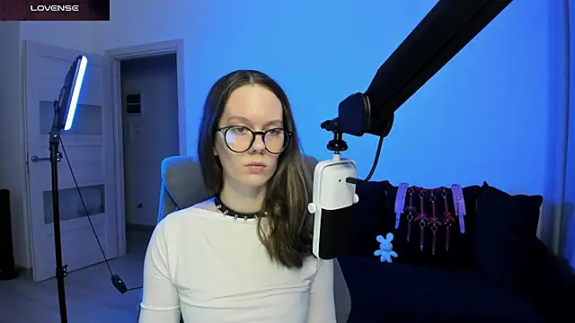 Snapshot of DivineBite chatting on March 6, 2026, 4:35 pm DivineBite online show from March 6, 2026, 4:35 pm