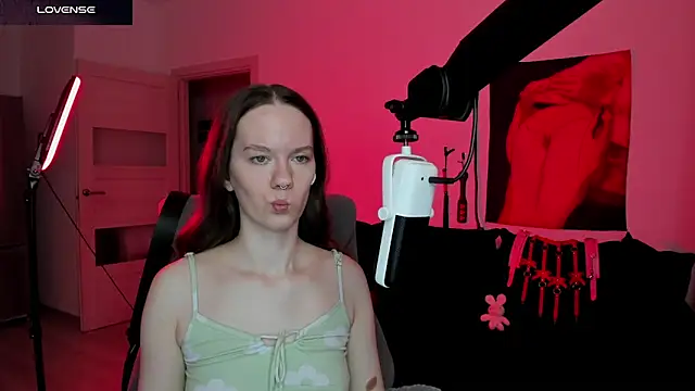 Snapshot of DivineBite chatting on March 13, 2026, 6:02 pm DivineBite online show from March 13, 2026, 6:02 pm