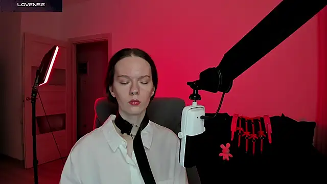 Snapshot of DivineBite chatting on March 10, 2026, 5:06 pm DivineBite online show from March 10, 2026, 5:06 pm