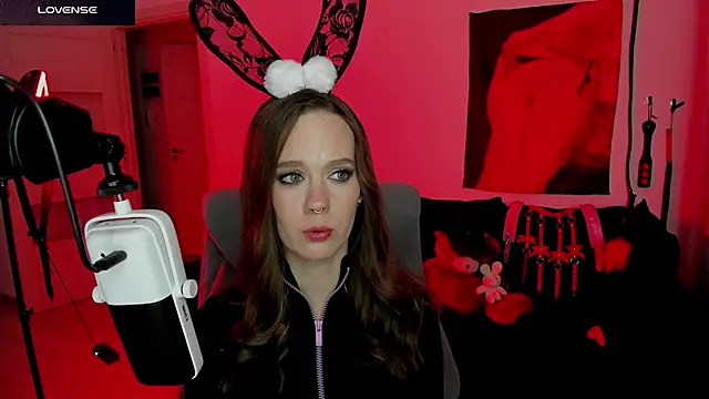 Snapshot of DivineBite chatting on April 10, 2026, 6:59 pm DivineBite online show from April 10, 2026, 6:59 pm