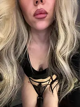 Snapshot of xDinnax chatting on April 15, 2026, 7:58 pm xDinnax online show from April 15, 2026, 7:58 pm