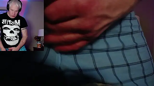 Snapshot of Snarfle82 chatting on November 22, 2025, 9:13 pm Snarfle82 online show from November 22, 2025, 9:13 pm