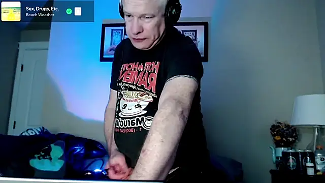 Snapshot of Snarfle82 chatting on November 7, 2025, 9:08 pm Snarfle82 online show from November 7, 2025, 9:08 pm