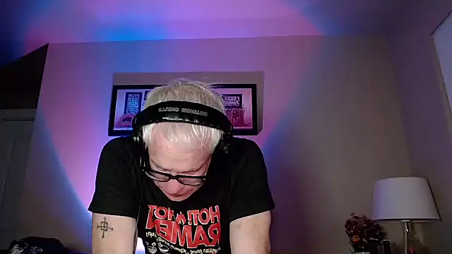 Snapshot of Snarfle82 chatting on November 9, 2025, 10:52 am Snarfle82 online show from November 9, 2025, 10:52 am