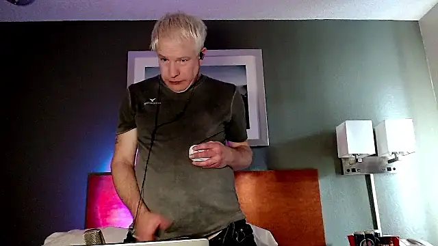 Snapshot of Snarfle82 chatting on December 19, 2025, 6:43 pm Snarfle82 online show from December 19, 2025, 6:43 pm