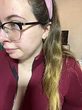 Snapshot of DienkaGreen chatting on November 20, 2025, 4:24 am DienkaGreen online show from November 20, 2025, 4:24 am