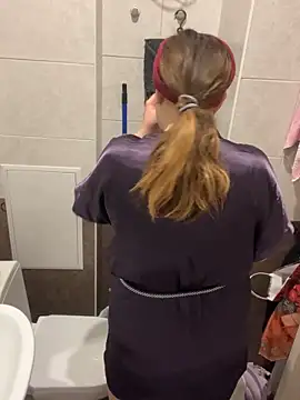 Snapshot of DienkaGreen chatting on November 18, 2025, 8:17 am DienkaGreen online show from November 18, 2025, 8:17 am