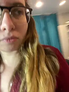 Snapshot of DienkaGreen chatting on November 23, 2025, 5:56 pm DienkaGreen online show from November 23, 2025, 5:56 pm