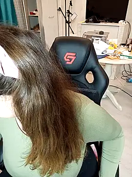 Snapshot of DienkaGreen chatting on November 9, 2025, 12:03 am DienkaGreen online show from November 9, 2025, 12:03 am