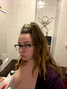 Snapshot of DienkaGreen chatting on December 4, 2025, 4:44 am DienkaGreen online show from December 4, 2025, 4:44 am