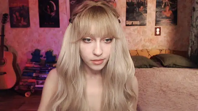 Snapshot of Friendly_Ellie chatting on February 22, 2025, 12:16 am Friendly Ellie online show from February 22, 2025, 12:16 am