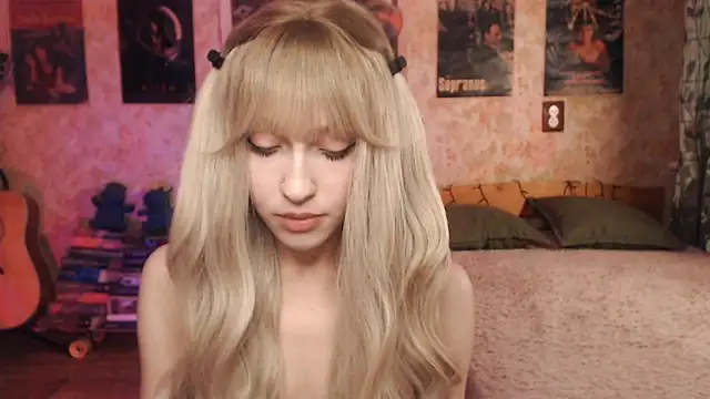 Snapshot of Friendly_Ellie chatting on March 16, 2025, 12:12 am Friendly Ellie online show from March 16, 2025, 12:12 am