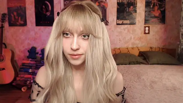 Snapshot of Friendly_Ellie chatting on March 17, 2025, 11:13 pm Friendly Ellie online show from March 17, 2025, 11:13 pm