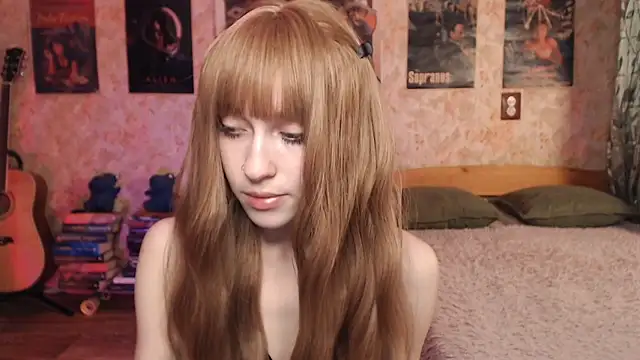 Snapshot of Friendly_Ellie chatting on November 14, 2025, 12:14 am Friendly Ellie online show from November 14, 2025, 12:14 am