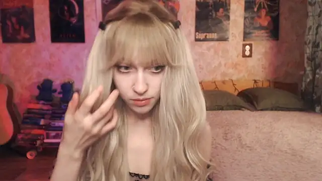 Snapshot of Friendly_Ellie chatting on March 21, 2025, 11:12 pm Friendly Ellie online show from March 21, 2025, 11:12 pm