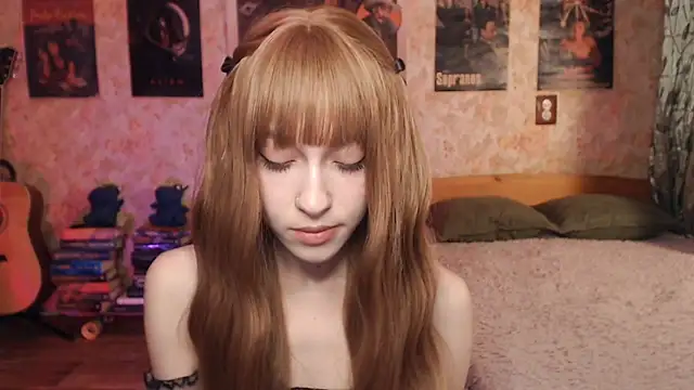 Snapshot of Friendly_Ellie chatting on December 14, 2025, 12:28 am Friendly Ellie online show from December 14, 2025, 12:28 am