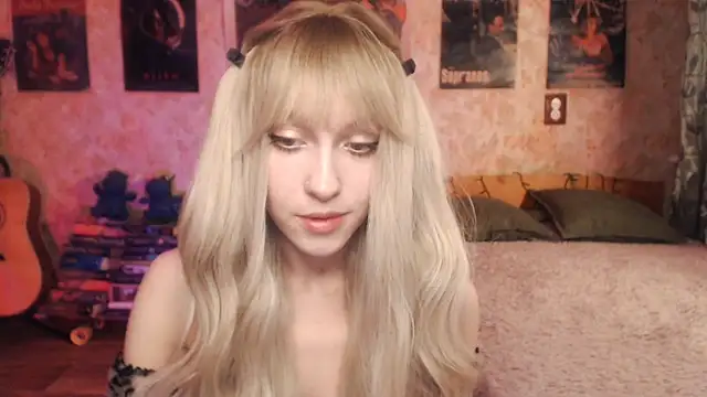 Snapshot of Friendly_Ellie chatting on March 18, 2025, 11:20 pm Friendly Ellie online show from March 18, 2025, 11:20 pm