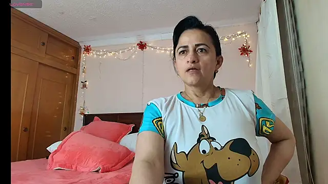 ISABEEL SOFIA01 online show from May 17, 2026, 11:49 pm