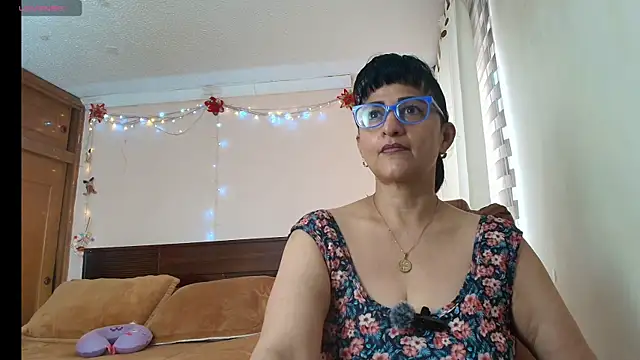 ISABEEL SOFIA01 online show from May 8, 2026, 2:43 pm