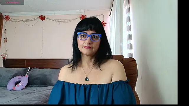 ISABEEL SOFIA01 online show from April 22, 2026, 5:09 pm