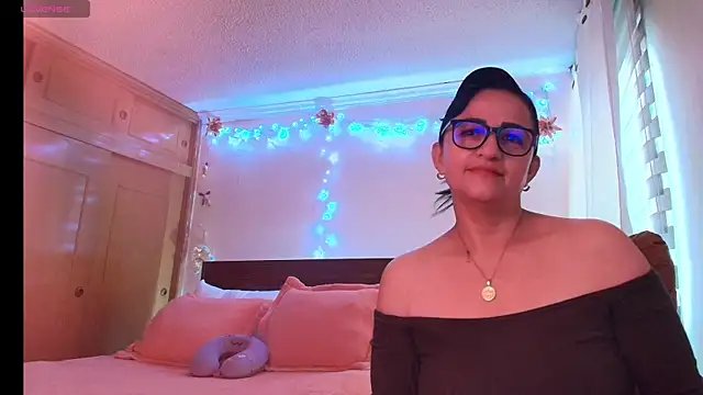 ISABEEL SOFIA01 online show from May 17, 2026, 11:43 am
