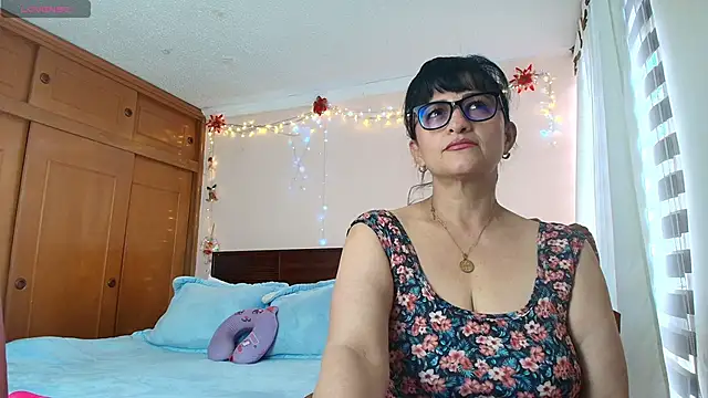 ISABEEL SOFIA01 online show from May 26, 2026, 9:24 pm