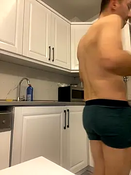 Snapshot of Emre-34 chatting on November 14, 2025, 10:24 pm Emre-34 online show from November 14, 2025, 10:24 pm