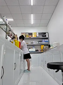 HinaLovely online show from April 15, 2026, 3:23 am