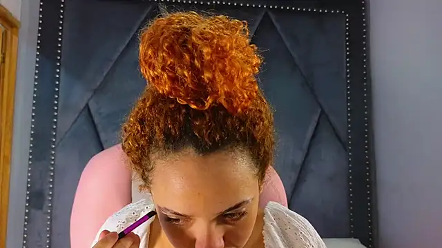 Snapshot of SexyLeilaa chatting on March 19, 2025, 2:27 am SexyLeilaa online show from March 19, 2025, 2:27 am