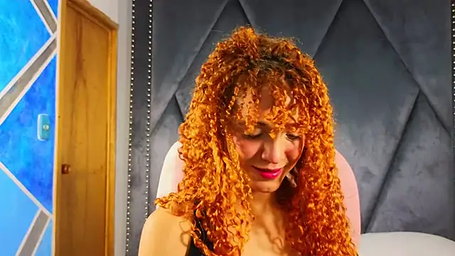 Snapshot of SexyLeilaa chatting on March 4, 2025, 12:18 am SexyLeilaa online show from March 4, 2025, 12:18 am