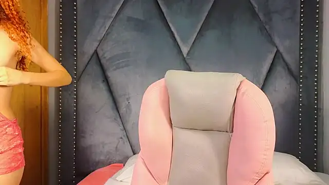 Snapshot of SexyLeilaa chatting on March 5, 2025, 12:27 am SexyLeilaa online show from March 5, 2025, 12:27 am