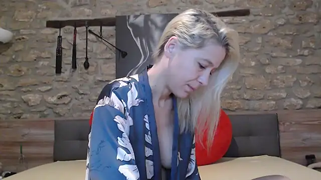 Naschkatze01 online show from December 23, 2025, 8:13 am