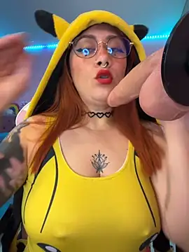 Luna Paris  online show from October 8, 2025, 9:59 pm