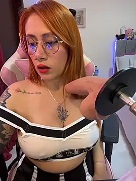 Snapshot of Luna_Paris_ chatting on May 19, 2026, 4:03 pm Luna Paris online show from May 19, 2026, 4:03 pm