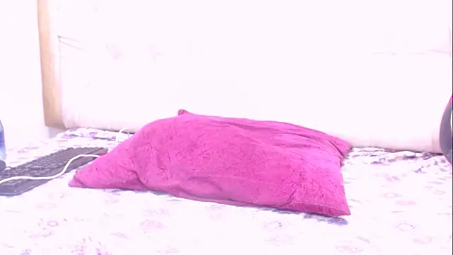 Snapshot of ZoeRoss2u chatting on January 10, 2026, 10:27 pm ZoeRoss2u online show from January 10, 2026, 10:27 pm