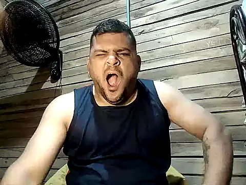 Arcangel 05 online show from April 11, 2026, 4:09 am