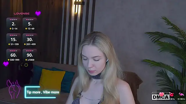 Snapshot of Holl1Would chatting on March 19, 2025, 7:49 pm Holl1Would online show from March 19, 2025, 7:49 pm