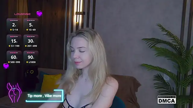 Snapshot of Holl1Would chatting on March 18, 2025, 3:45 am Holl1Would online show from March 18, 2025, 3:45 am