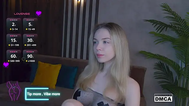 Snapshot of Holl1Would chatting on February 21, 2025, 3:34 am Holl1Would online show from February 21, 2025, 3:34 am