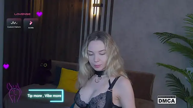 Snapshot of Holl1Would chatting on March 1, 2025, 3:53 am Holl1Would online show from March 1, 2025, 3:53 am