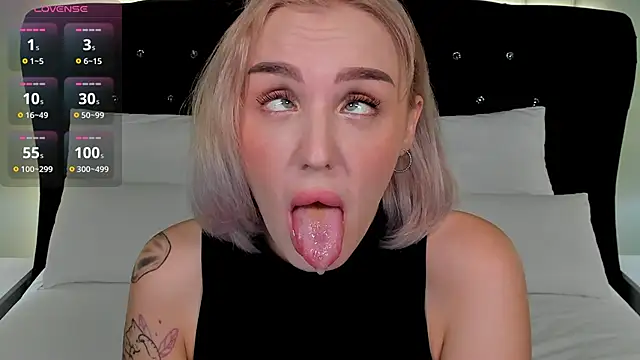 Snapshot of LianaFord chatting on October 6, 2025, 10:21 pm LianaFord online show from October 6, 2025, 10:21 pm